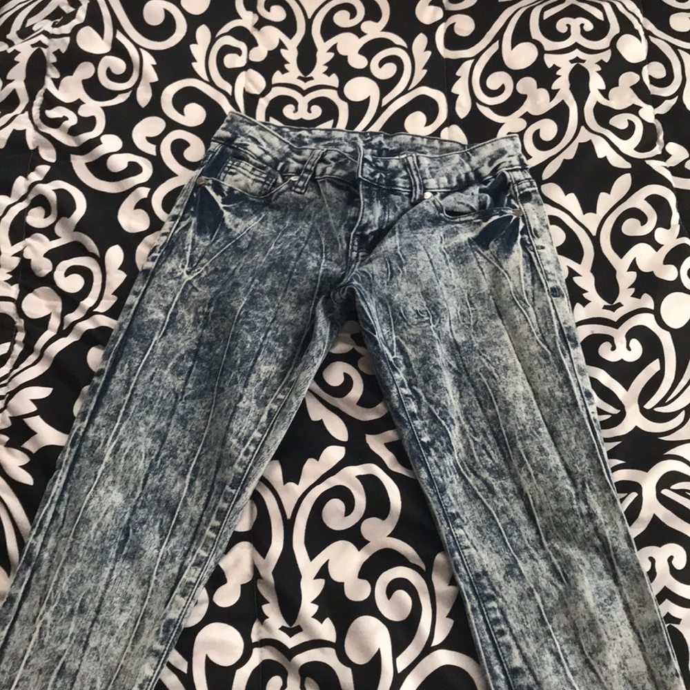 Stone wash denim skinny jeans.
